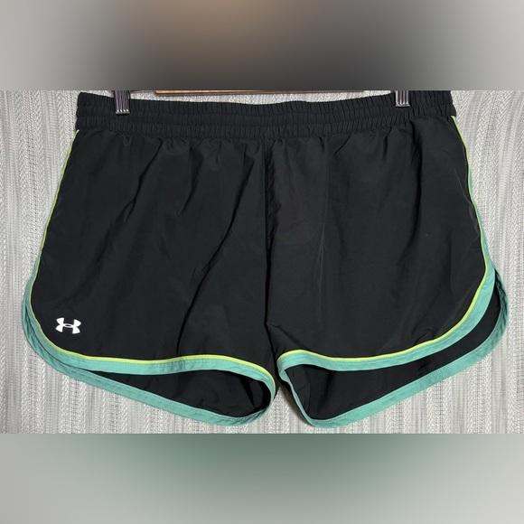 Under Armour size L Charcoal Athletic Shorts with Green Trim - Picture 1 of 3